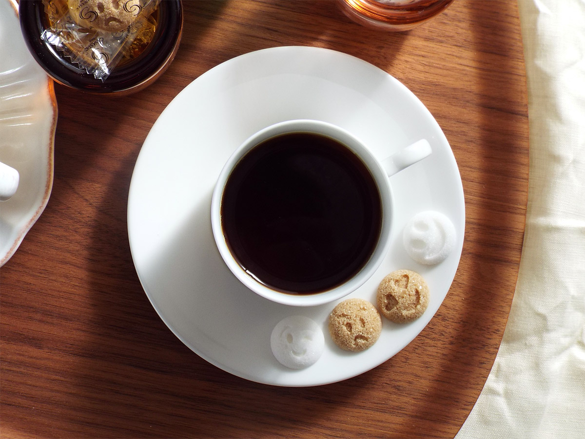 顔文字を模ったおしゃれな角砂糖を使用したコーヒータイム