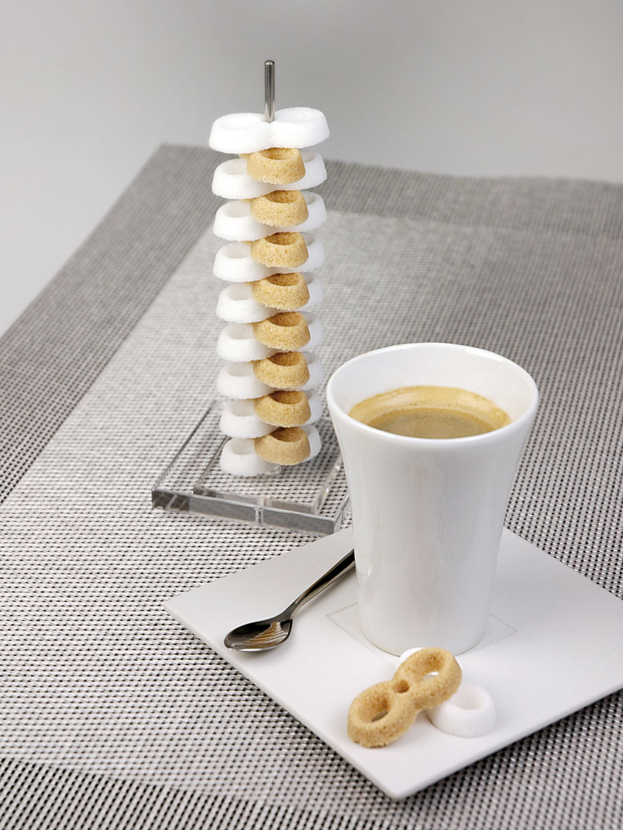 無限の記号を模った角砂糖を専用スタンドでディスプレイしたカフェタイム