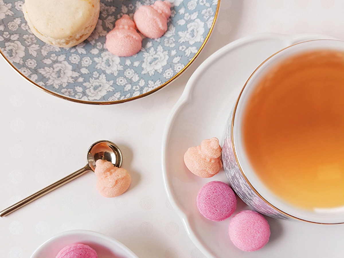 マカロンとルリジューズの形をしたデザインシュガー，ピンク色のマカロンとコーラルピンクのルリジューズ