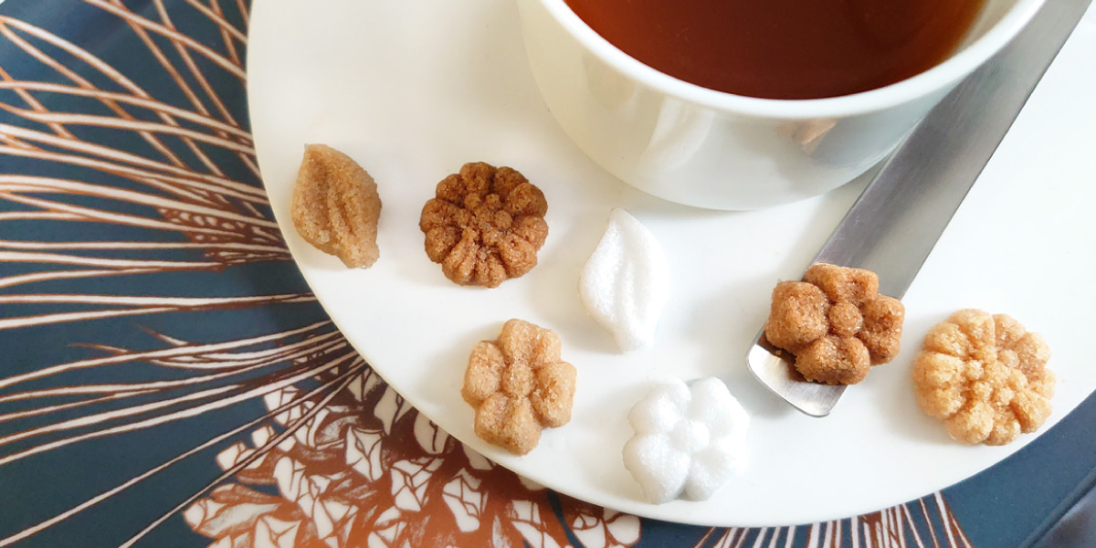 カップに添えた花の形をした角砂糖, ブラウンシュガーで作られた角砂糖