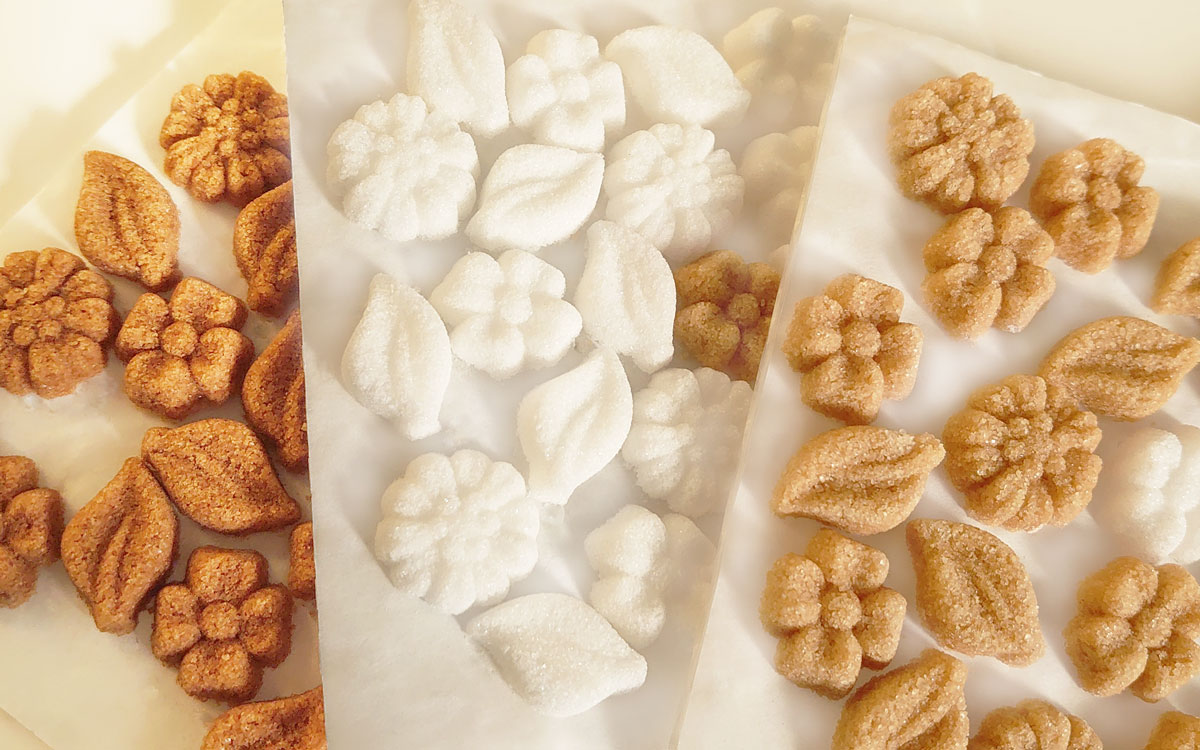 ホワイト・ブラウンの砂糖でできた角砂糖，フランスのデザインシュガー