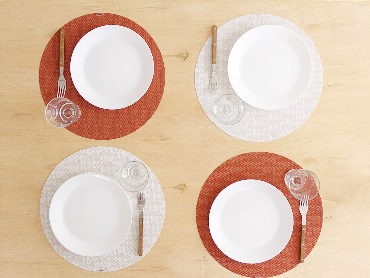 赤と白の円形ランチョンマット　ランチ　チルウィッチ