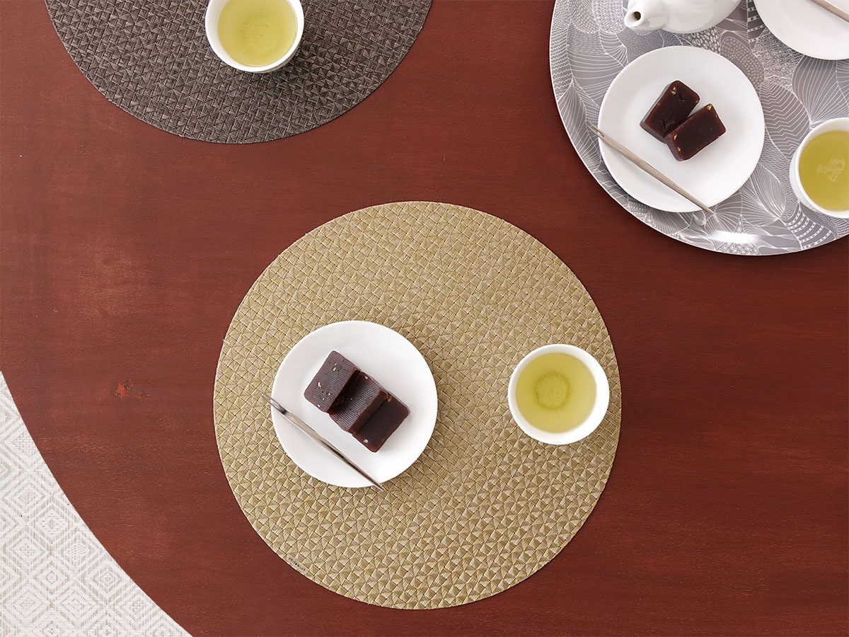 真鍮のようなゴールドの円形のランチョンマット　日本茶　和菓子　ティータイム