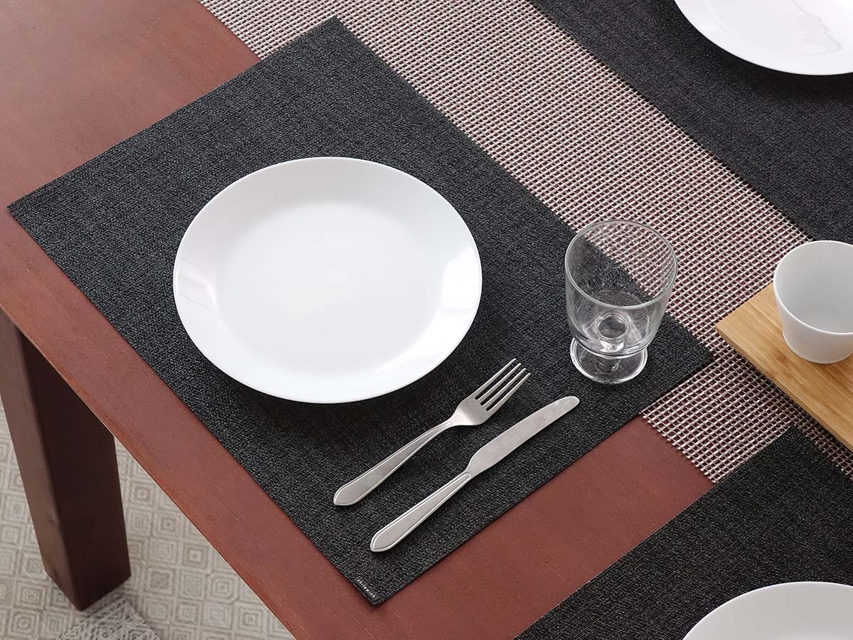 ラティスシルバーのランナーとブラックのランチョンマットのコーディネート