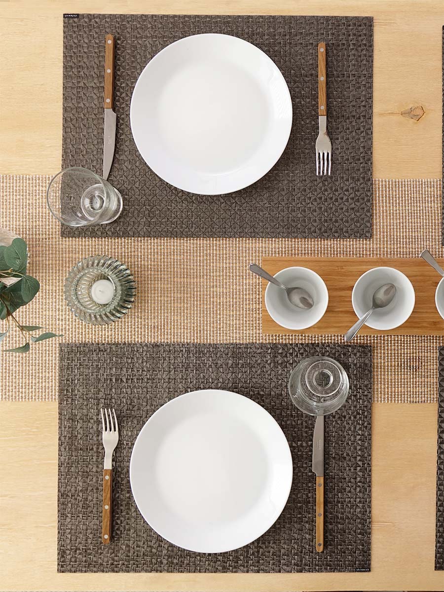 ラティスシルバーのランナーとブラウンのランチョンマットのコーディネート