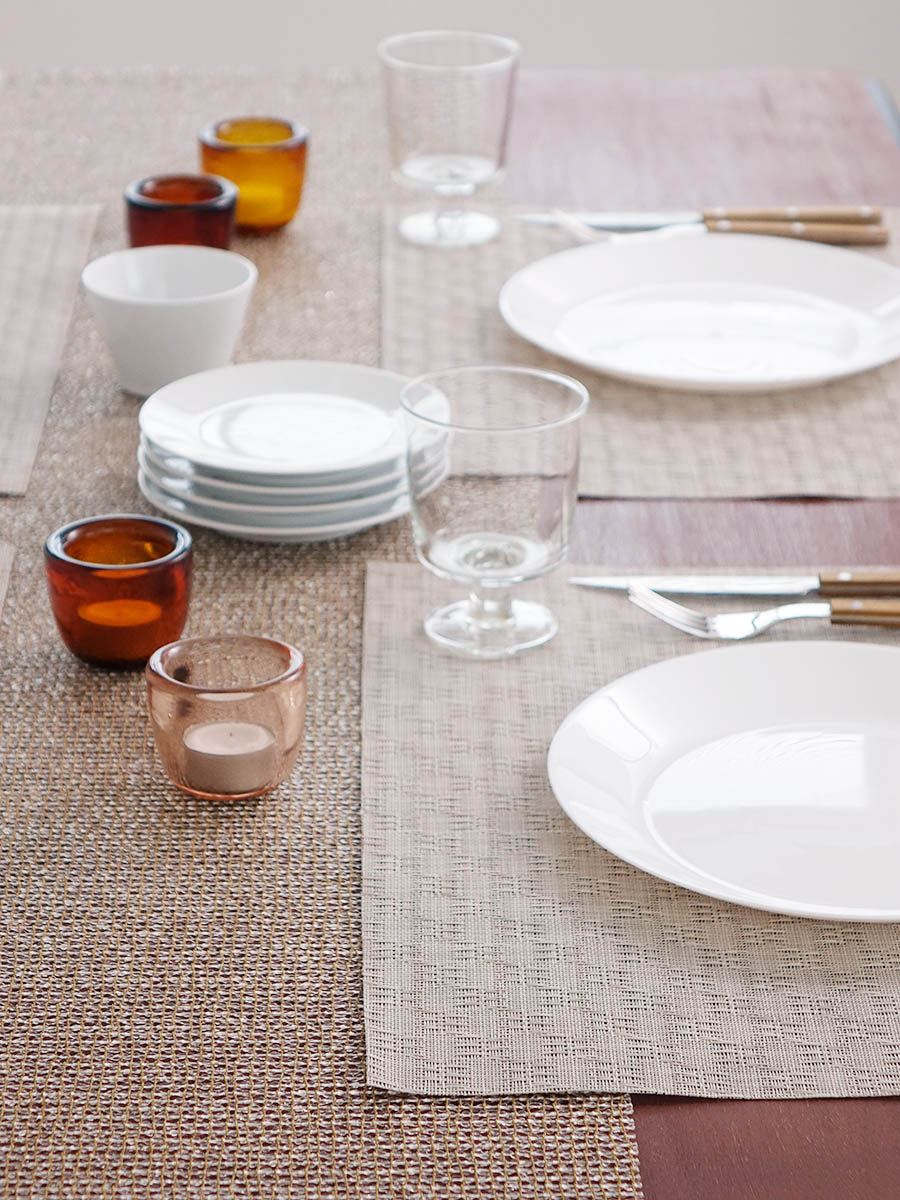 ラティスのテーブルランナーと白のランチョンマットとのコーディネート