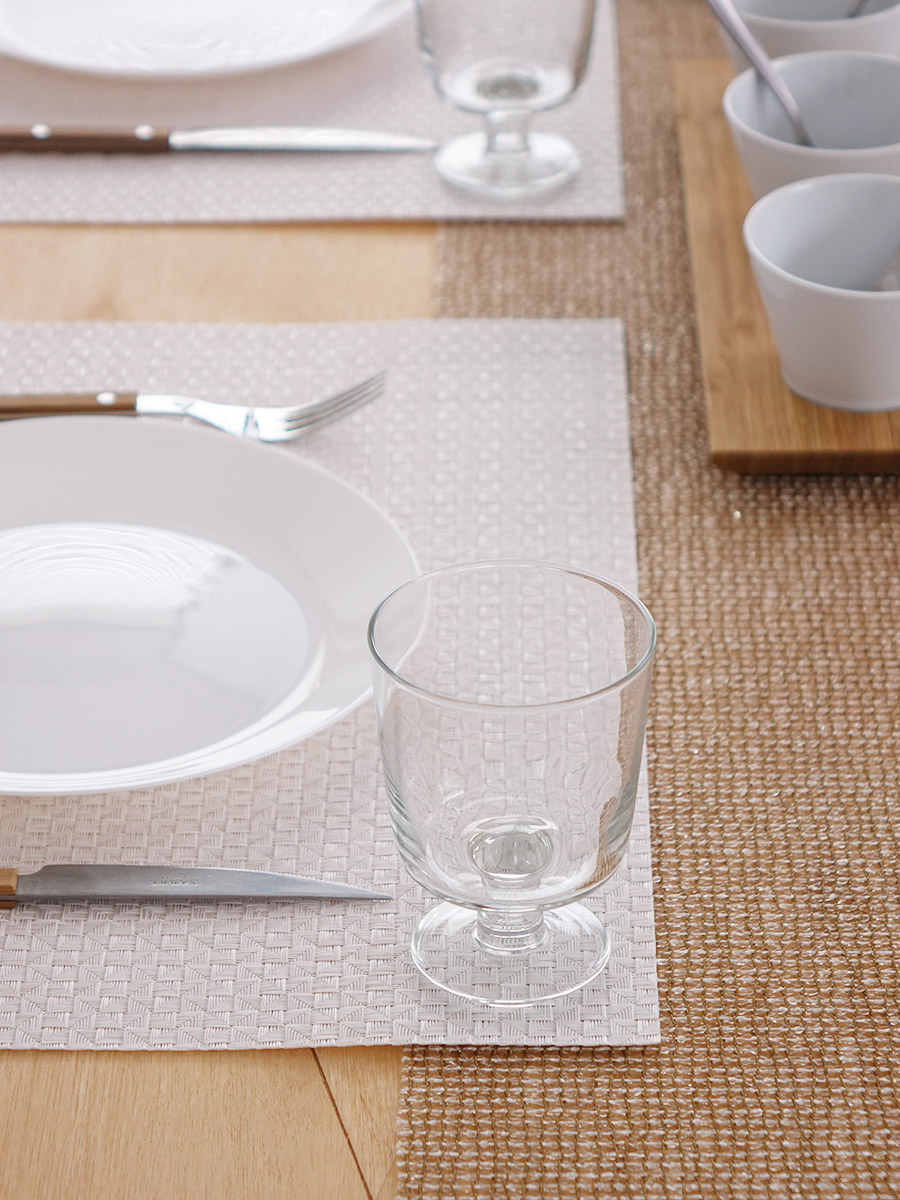 ラティスゴールドのテーブルランナーとホワイトのランチョンマットとのコーディネート