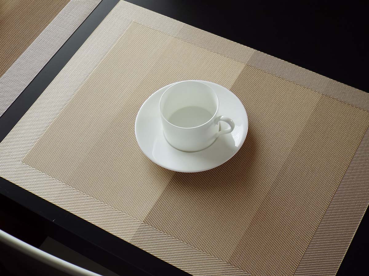 艶のあるアイボリーのグラデーションのランチョンマット