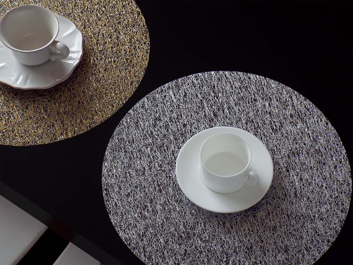 レースの繊細さ金属の煌めきのある円形のランチョンマット