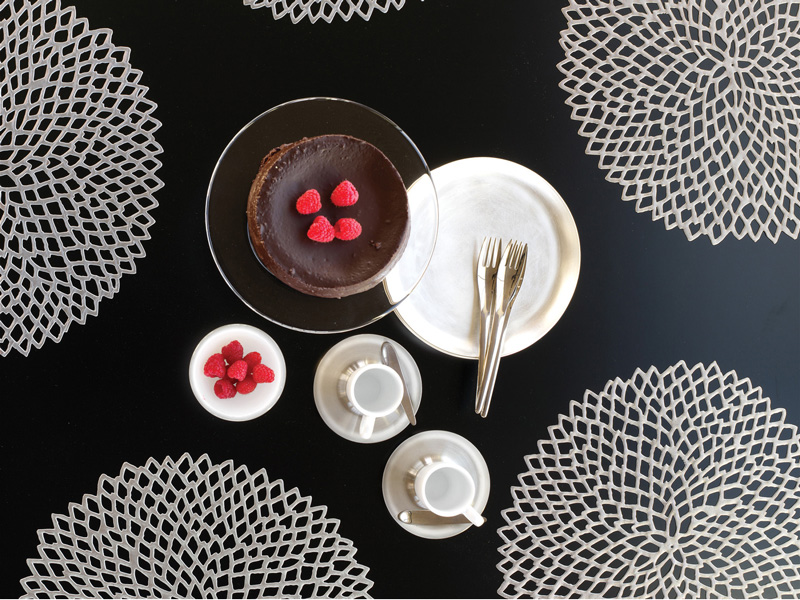 チルウィッチ・ランチョンマットのダリア柄シルバー色