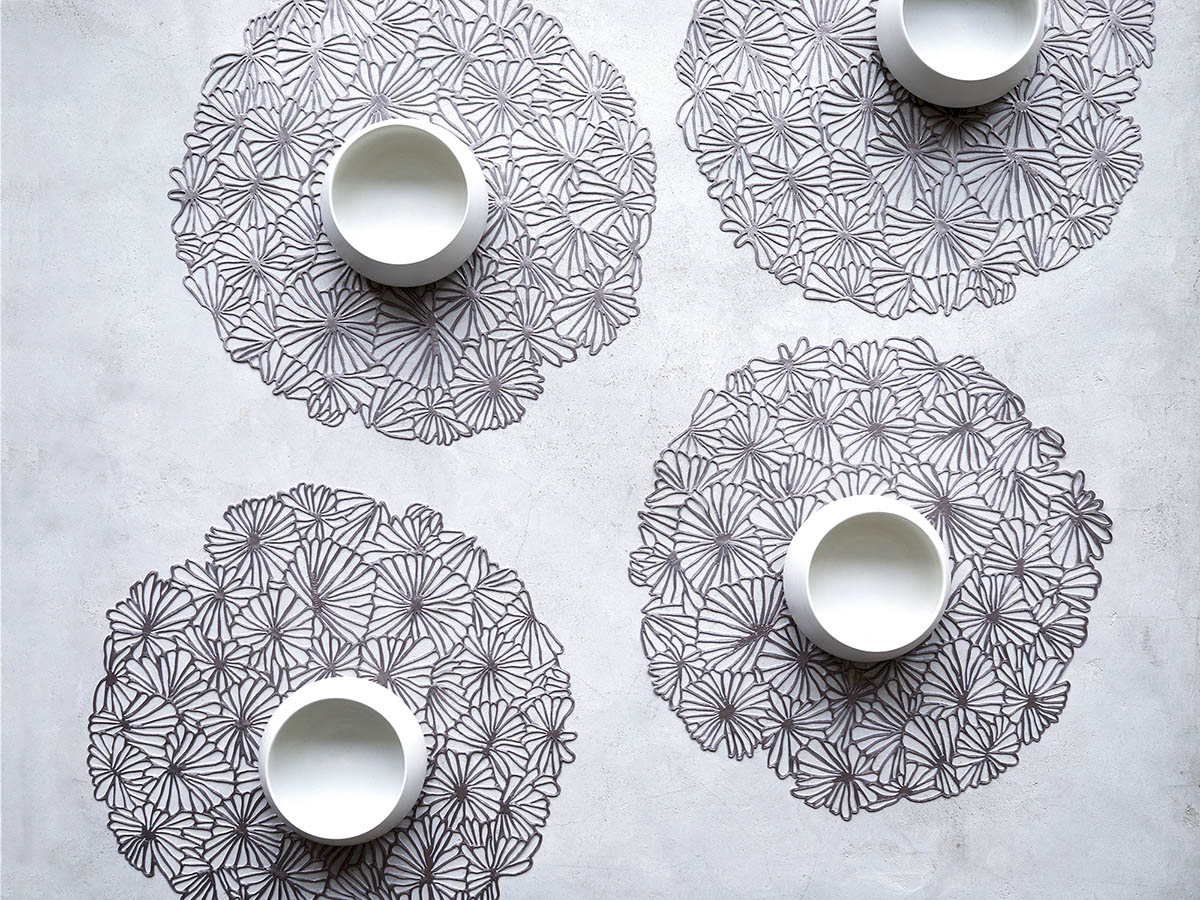 チルウィッチ・ランチョンマットのデイジー柄シルバー色