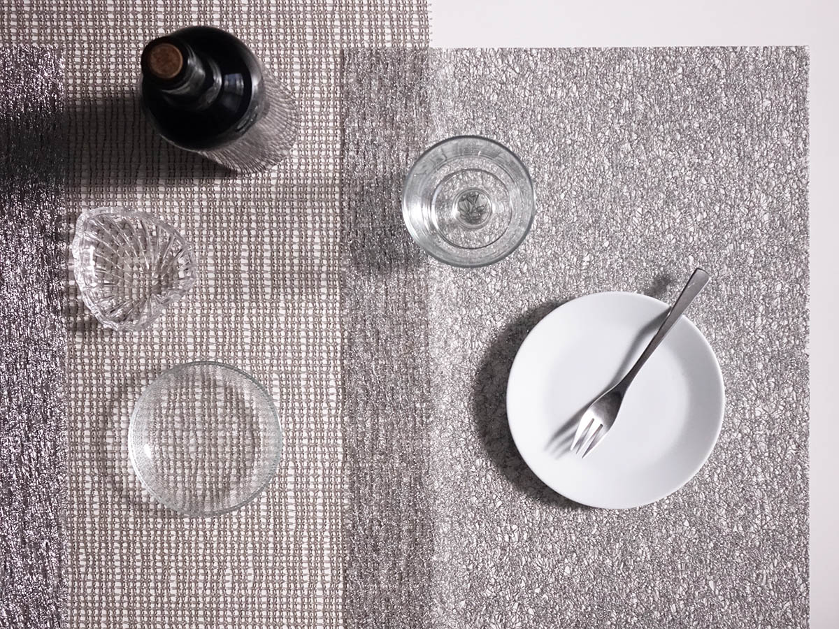 金属の煌めきとレースの透け感が白磁のカップ＆ソーサーをクールに際立たせる