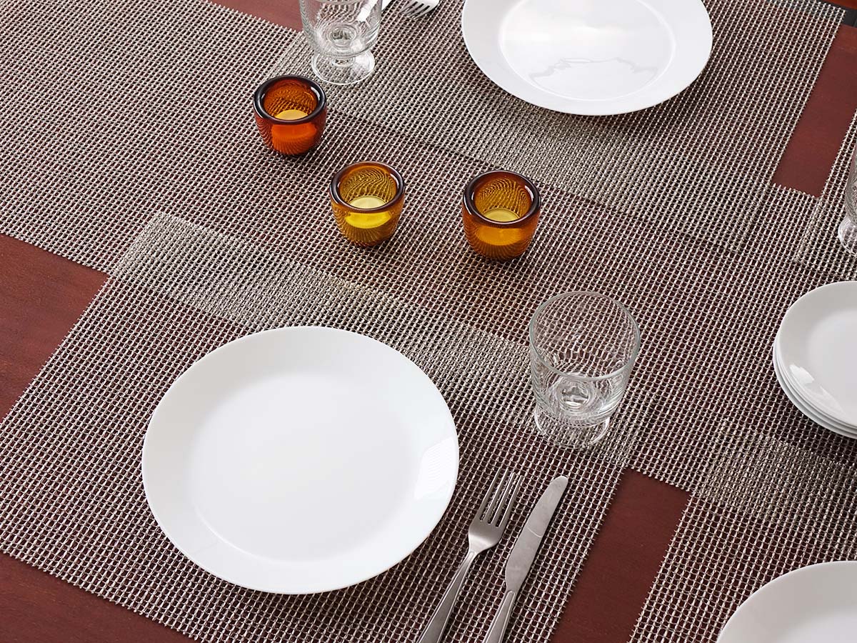 控えな光沢とざっくりとした織りは白のテーブルとマッチ