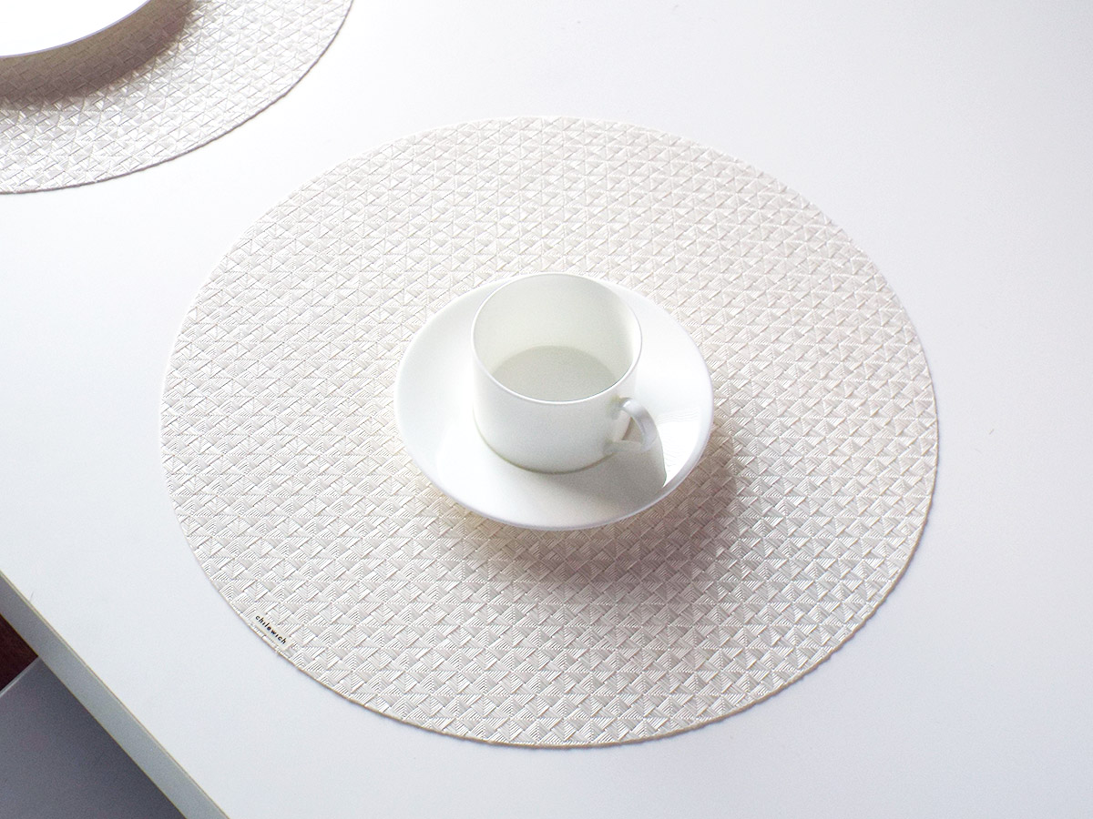 白のテーブルと相性が良い多面体による光沢感が美しいホワイトのランチョンマット