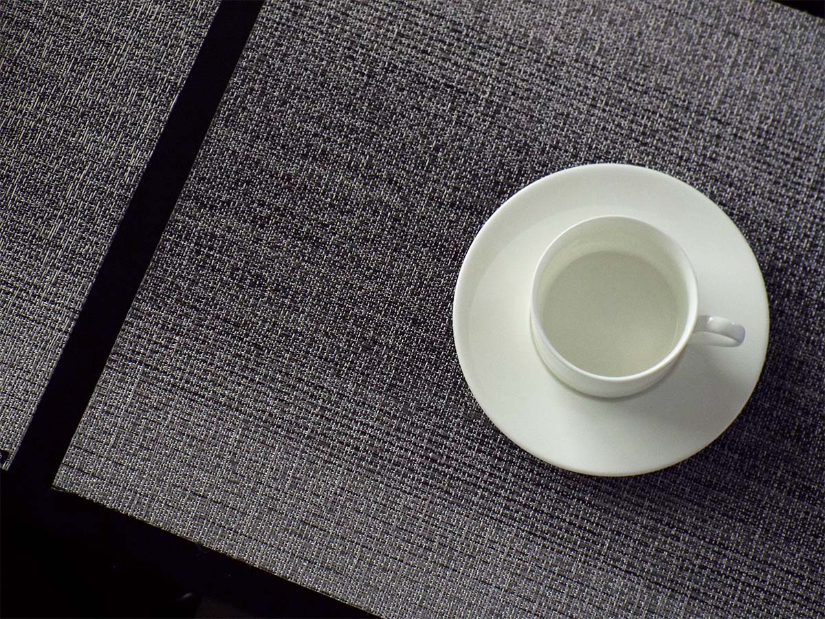 上質なツイードのような質感とシルバーとブラックのグラデーションのランチョンマット