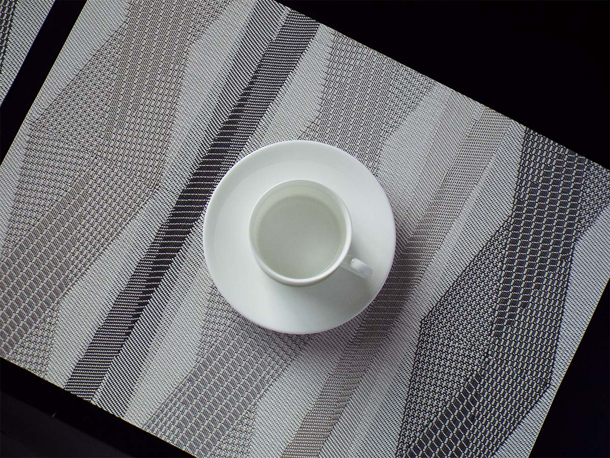 グラフィックデザインのような着物の帯をヒントにした幾何学模様のランチョンマット