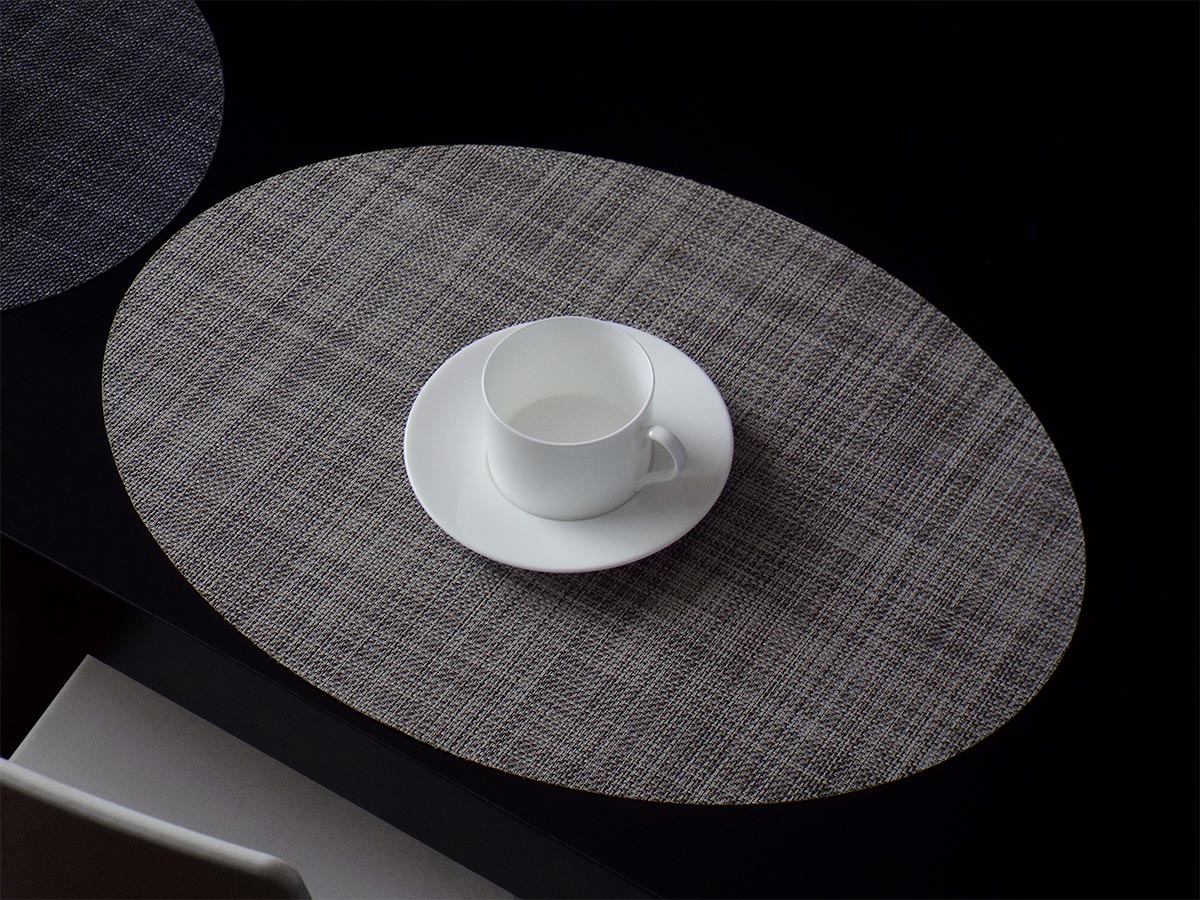 シンプルなライトグレーの楕円形のランチョンマット