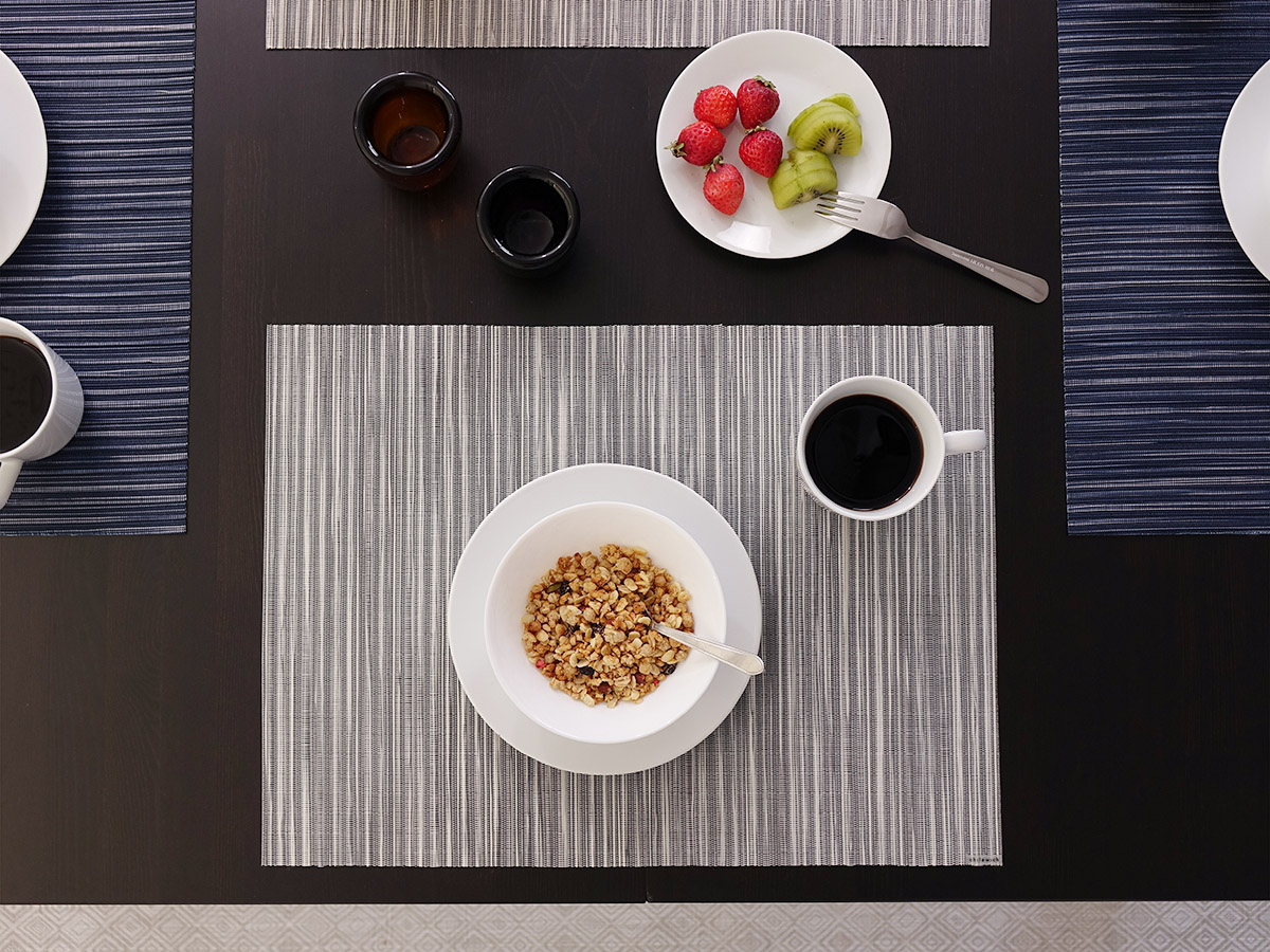 リブ編みのように凹凸のあるライトシルバーのストライプのランチョンマット