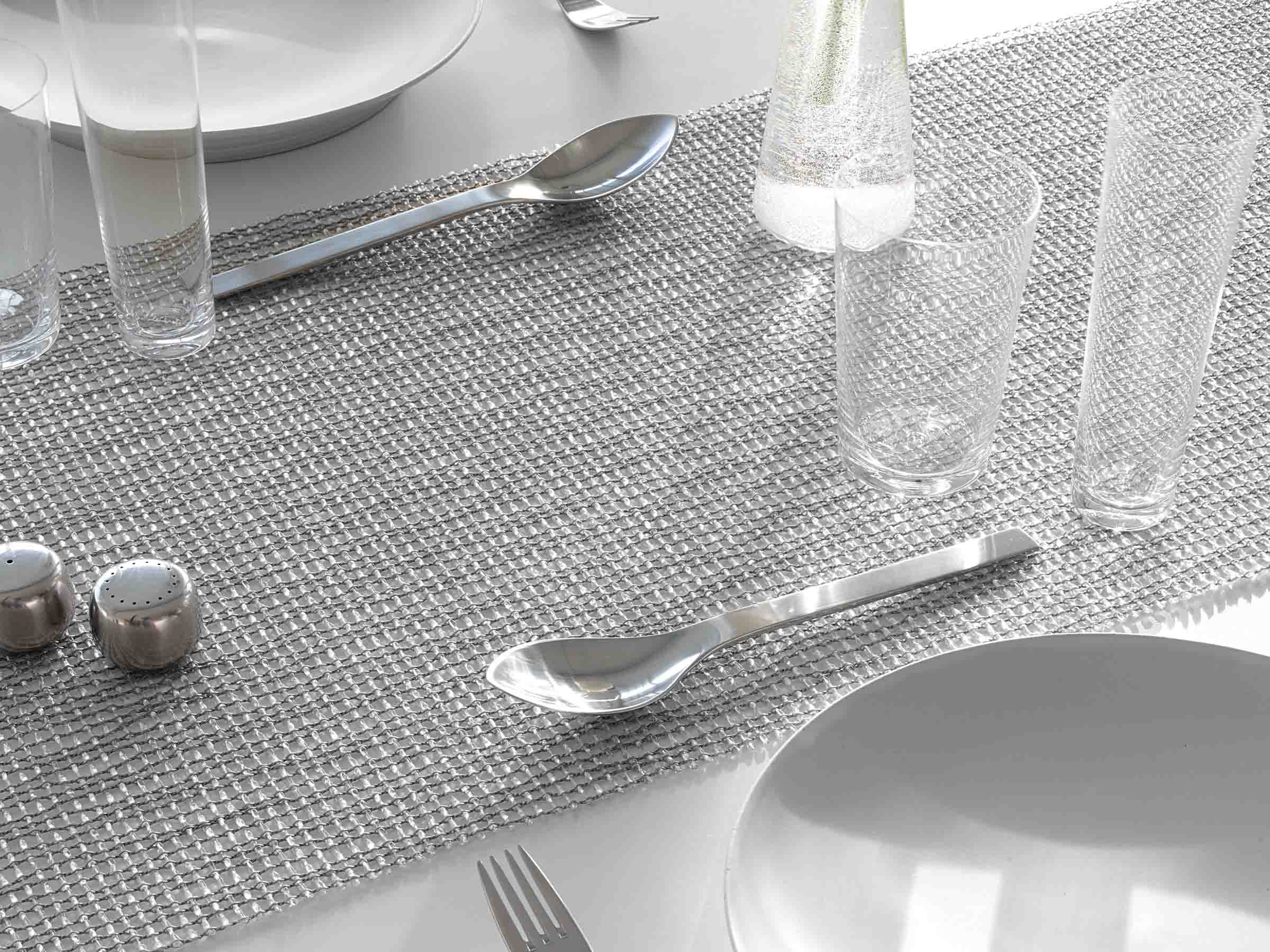 チルウィッチのテーブルランナー　ラティス　光沢のような煌めき