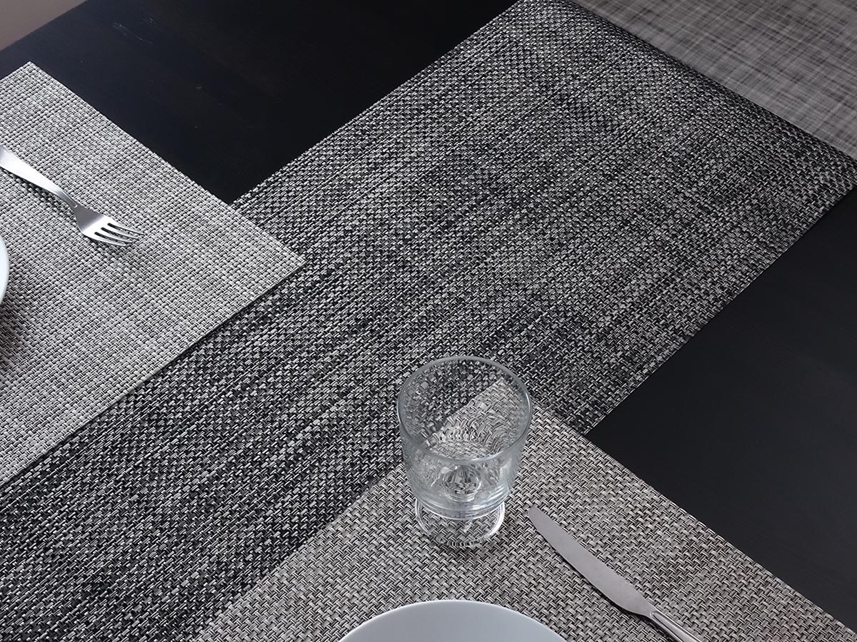 鉱石のような光沢のダークグレイのテーブルランナーとアイボリーのランチョンマットとのコーディネート　白の食器、シルバーとカトラリー、ゴブレットとセッティング