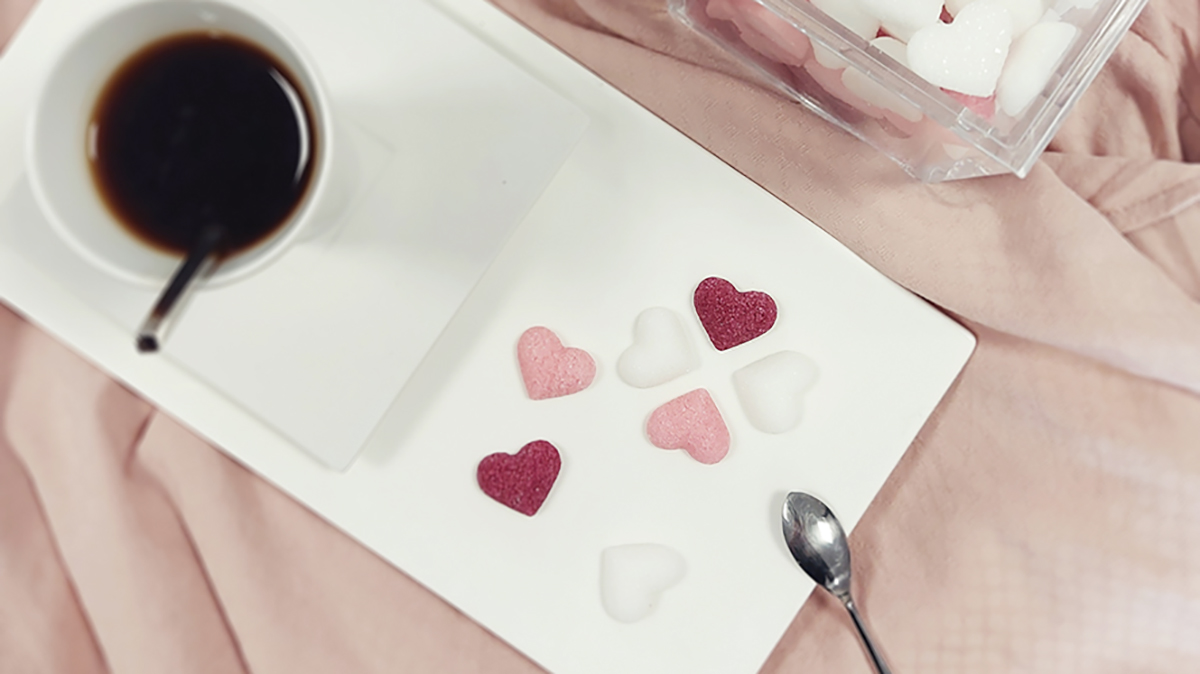 ピンクのハート型のおしゃれな砂糖