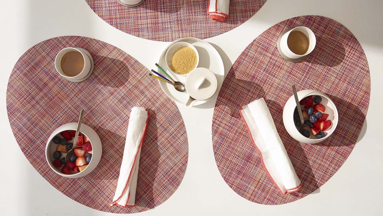 チルウィッチの赤色のランチョンマットを使用したティータイム