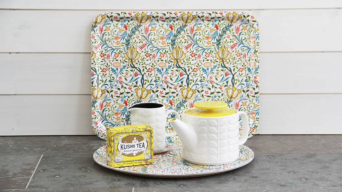 ウィリアムモリスのトレイを使用したティータイム