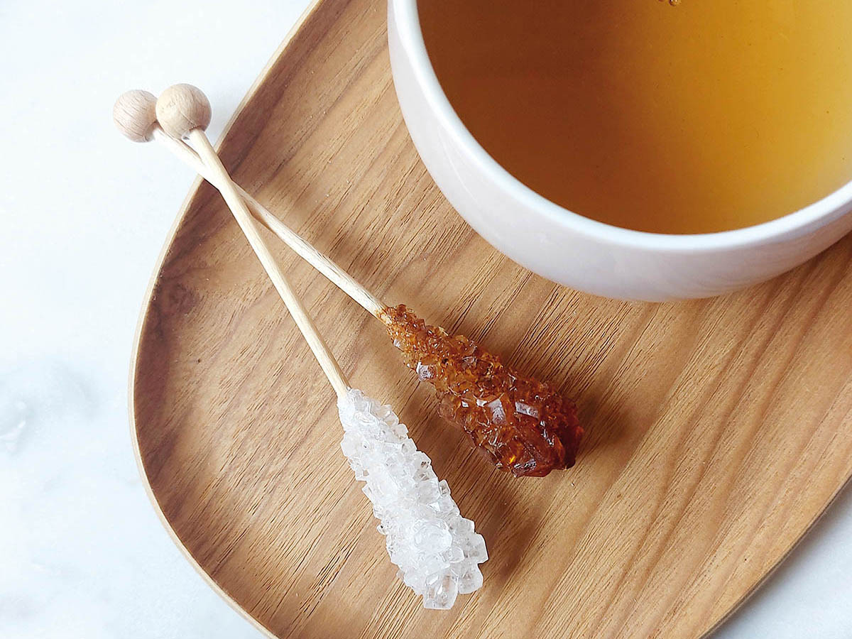 シンプルナチュラルな食器にはキラキラした氷砂糖をアクセント