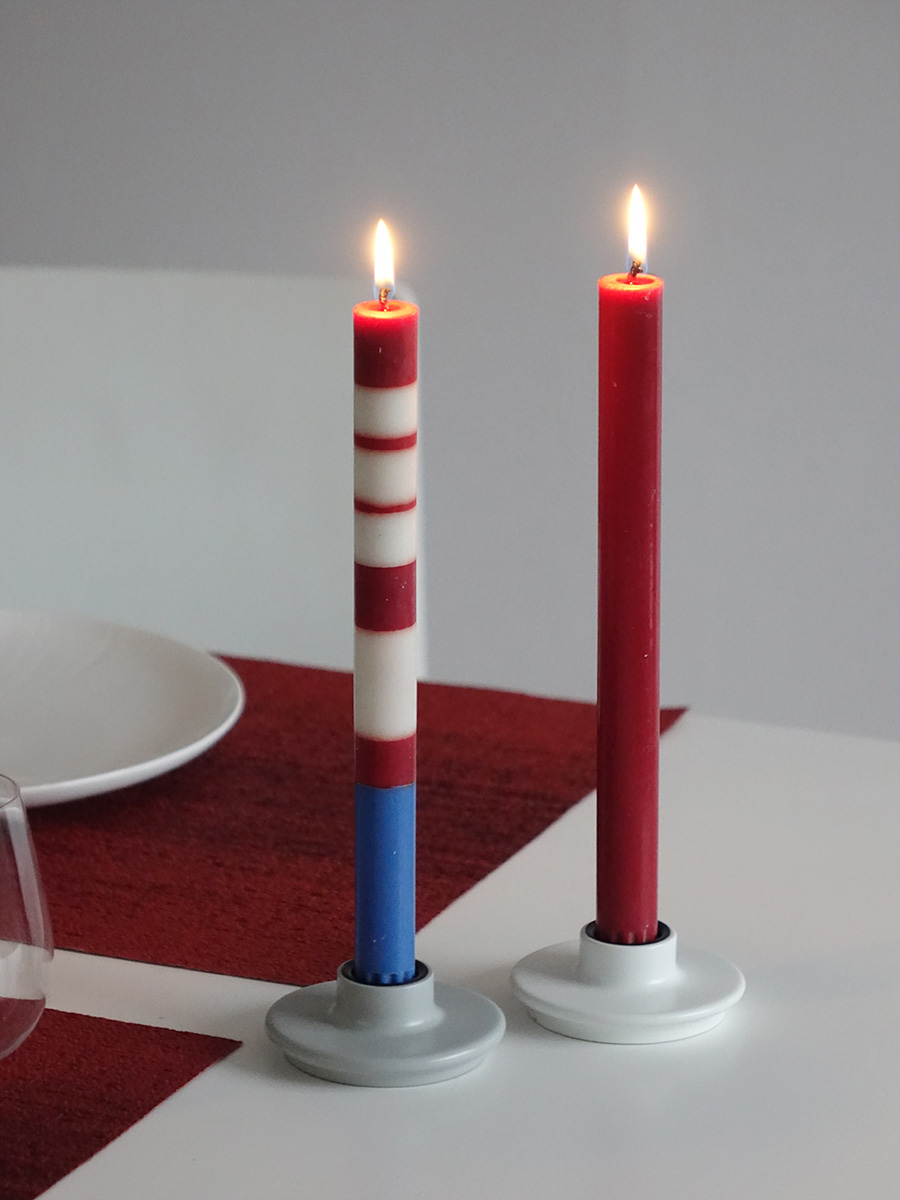 チルウィッチの赤のランチョンマットと赤色と赤白青ボーダーのテーパーキャンドルと木製のグレイと白のキャンドルホルダー