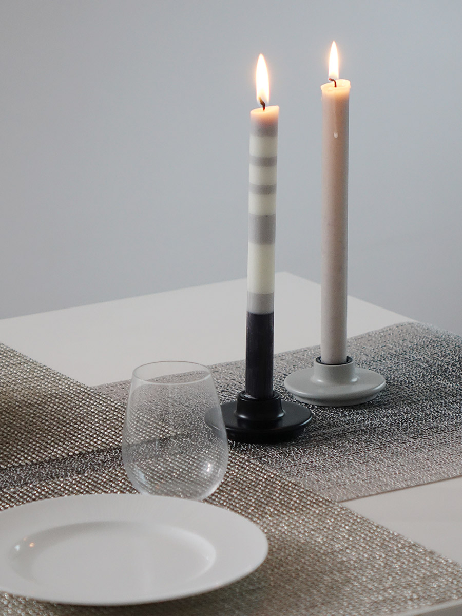 シルバーでまとめたチルウィッチのランチョンマットとテーブルランナーにカジュアルな抜け感を生み出した白・グレイ・黒のボーダーのテーパーキャンドル