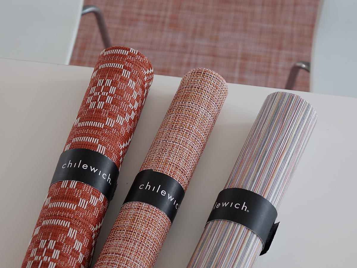 ホリデーシーズンの食卓の演出に効果的なテラコッタ色のテーブルランナー