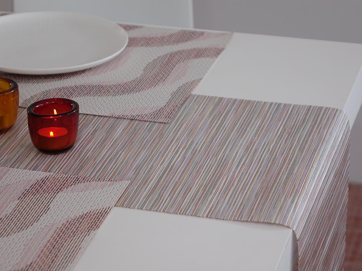 チルウィッチのテーブルランナー リブウィーブ　スパイス色　ストライプ　淡いグレーがかったマルチカラー
