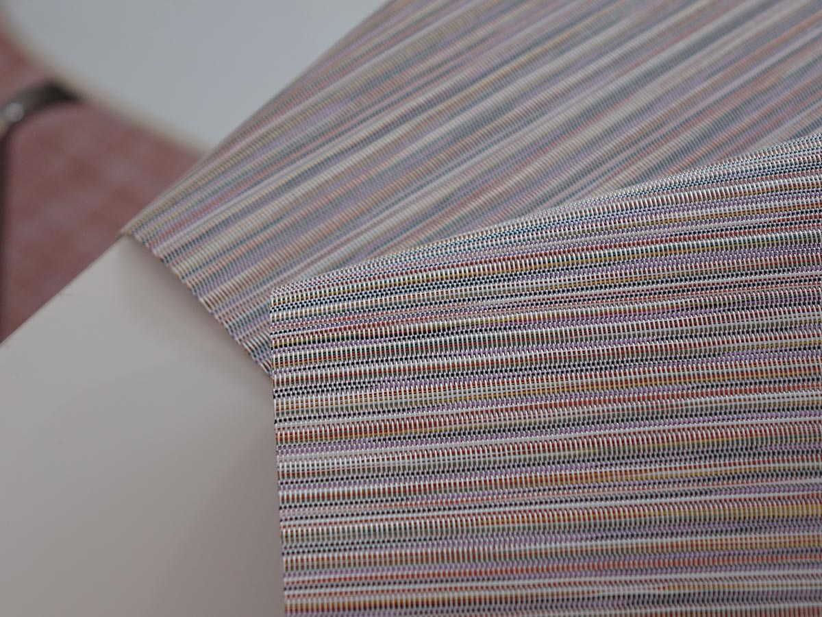 チルウィッチのテーブルランナー リブウィーブ　スパイス色　ストライプ　淡いグレーがかったマルチカラー
