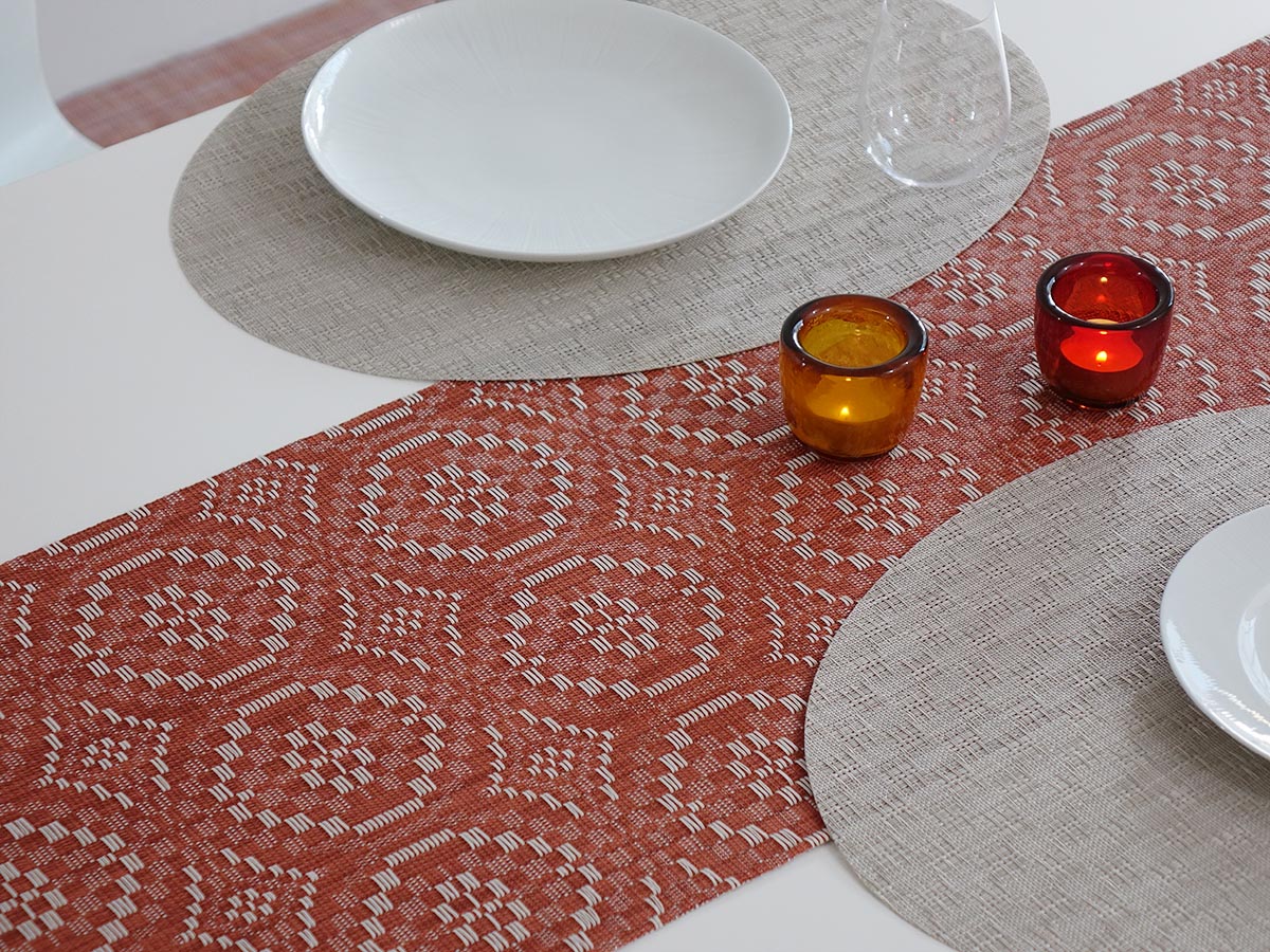 チルウィッチのテーブルランナー オーバーショット　パプリカ　テラコッタ色　クラシカルな同心円のデザイン