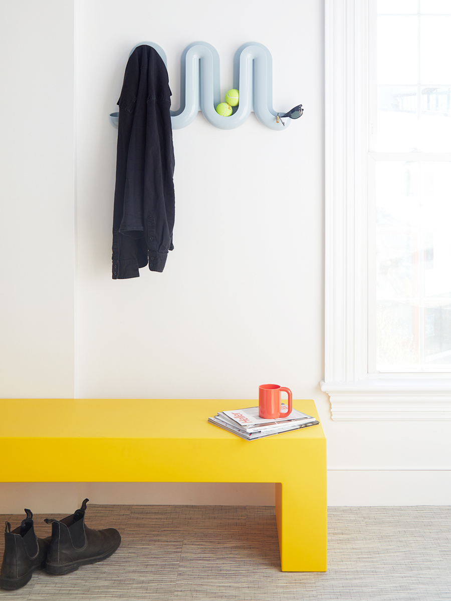 ユニークな曲線のブルーのウォールシェルフ"