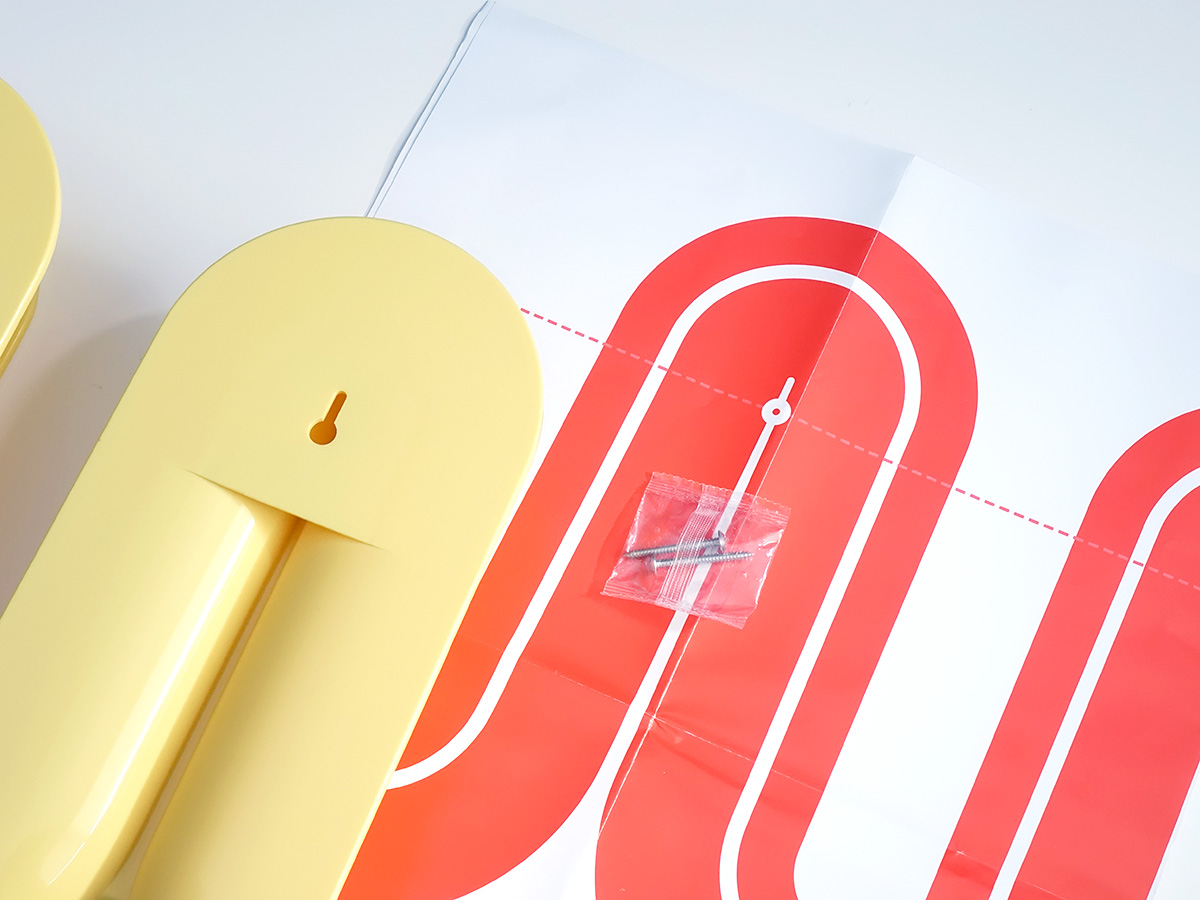 黄色の曲線のウォールシェルフ　Heller