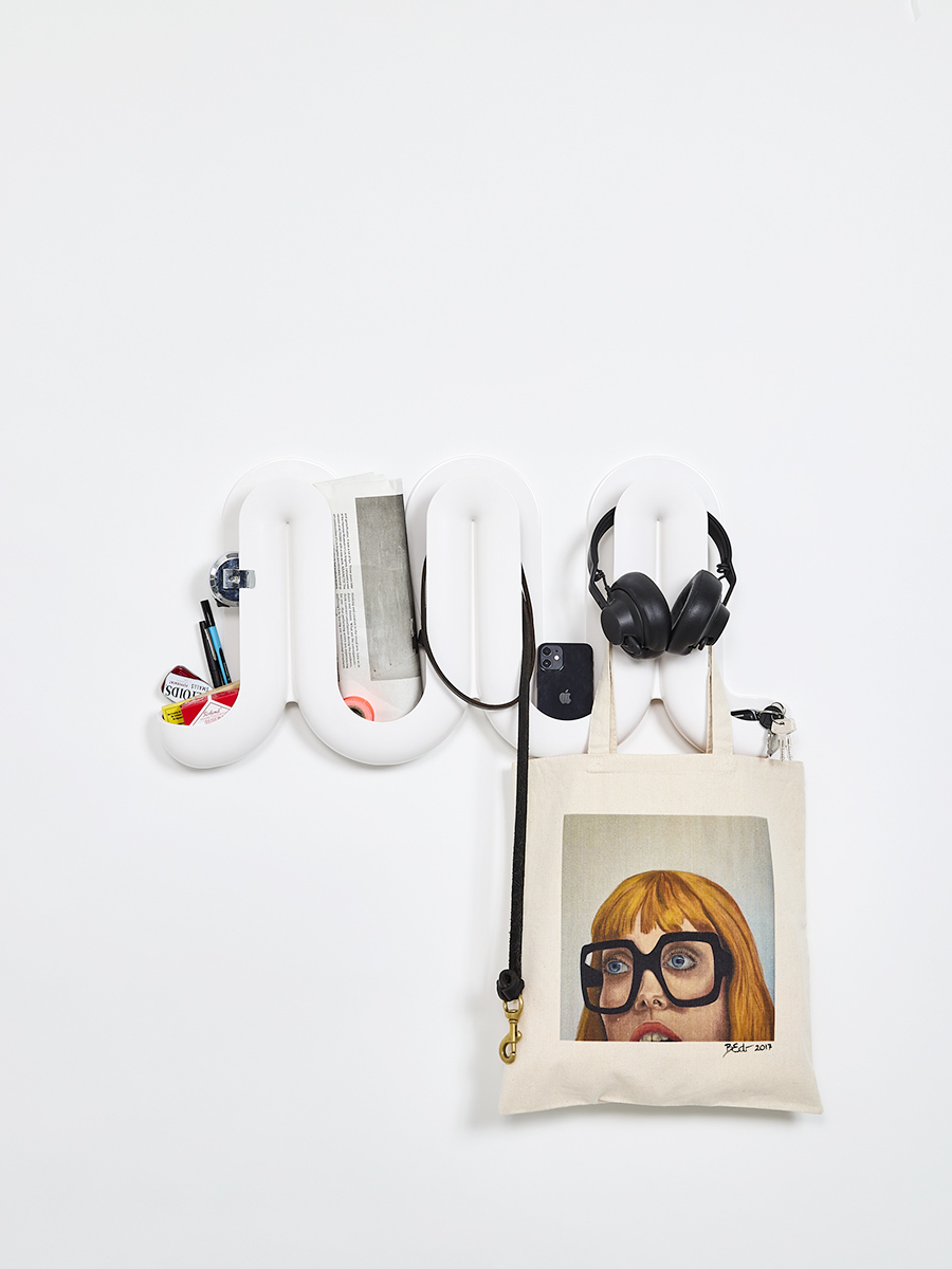 白の曲線のウォールシェルフ