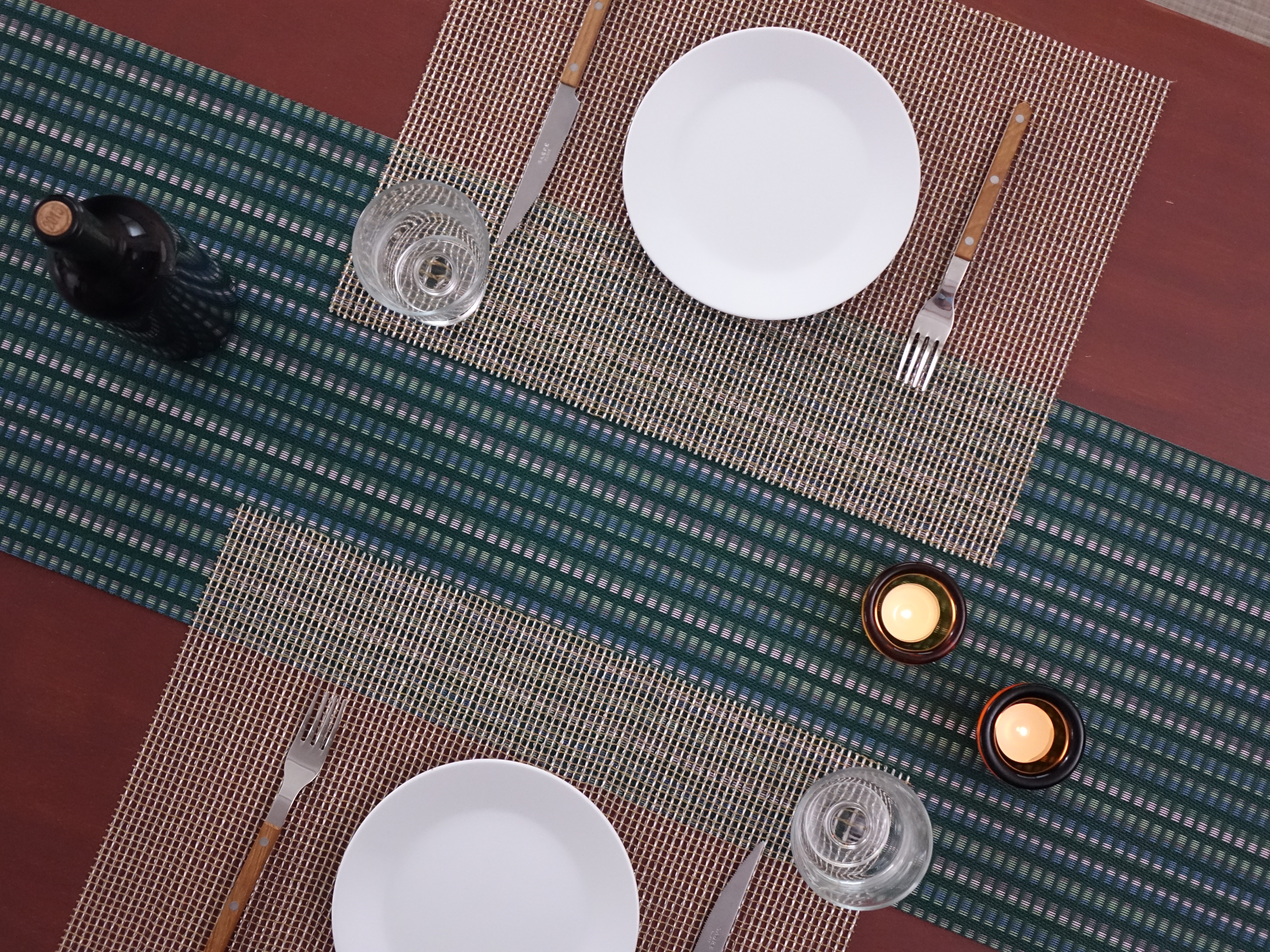 テーブルランナー　グリーン　緑　チルウィッチ　刺繍模様　