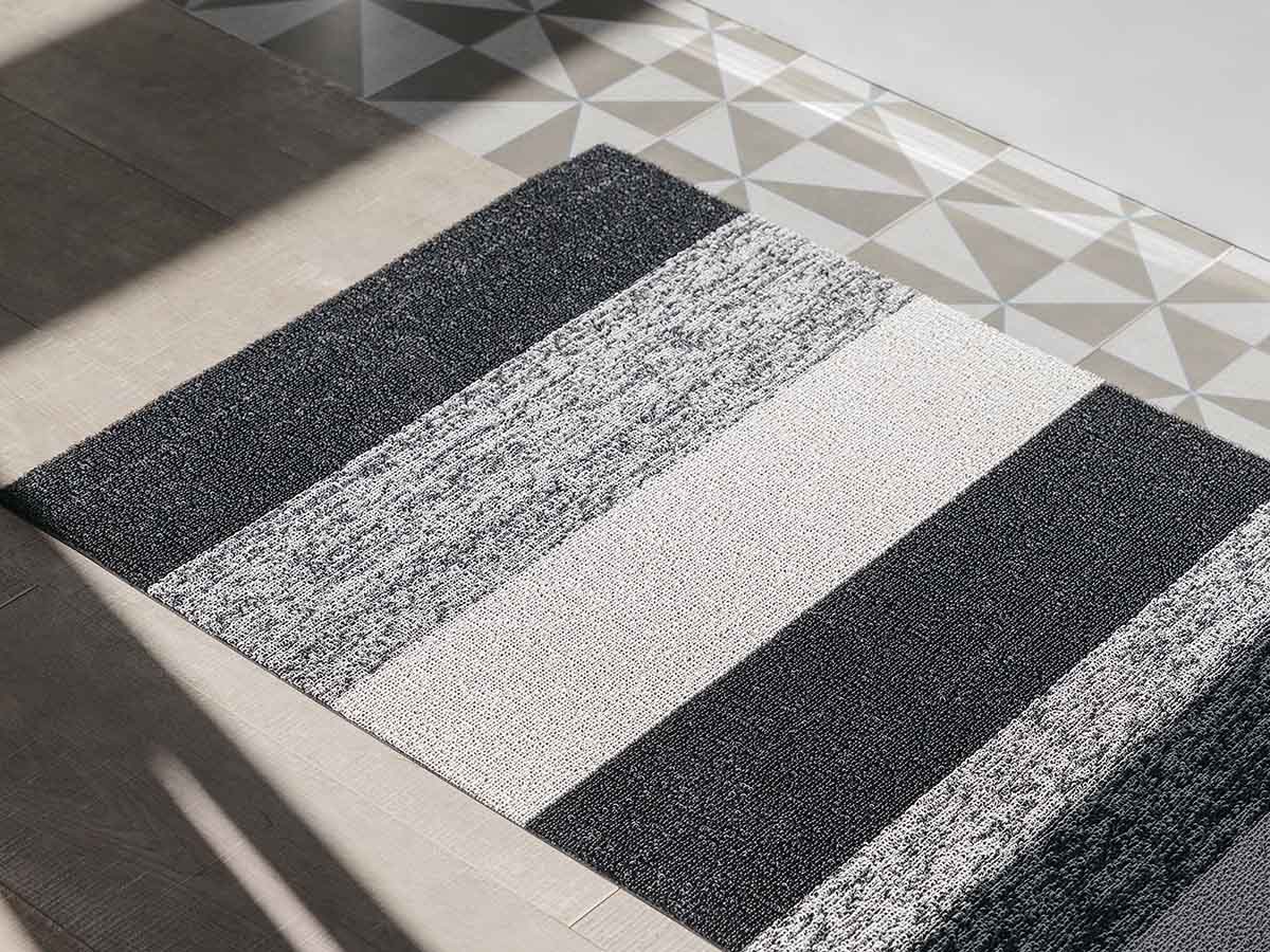 チルウィッチのグレイ色のシャグマット　マーブルドストライプ柄ソルト＆ペッパー色