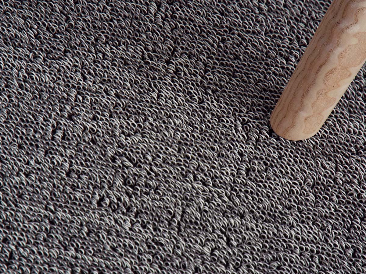 チルウィッチのグレイ色のシャグマット　ヘザード柄フォグ色