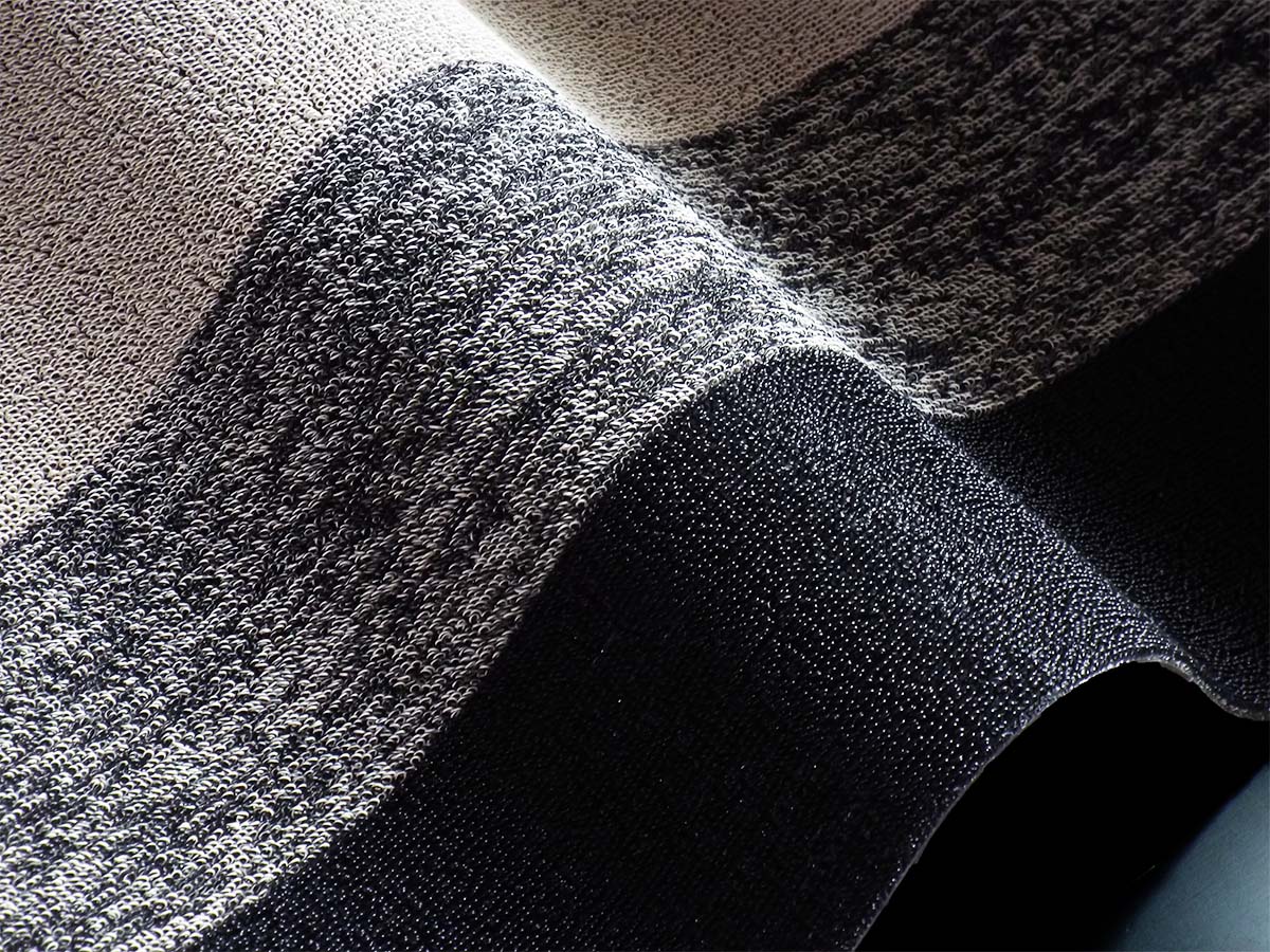 チルウィッチのグレイ色のシャグマット　マーブルドストライプ柄ソルト＆ペッパー色