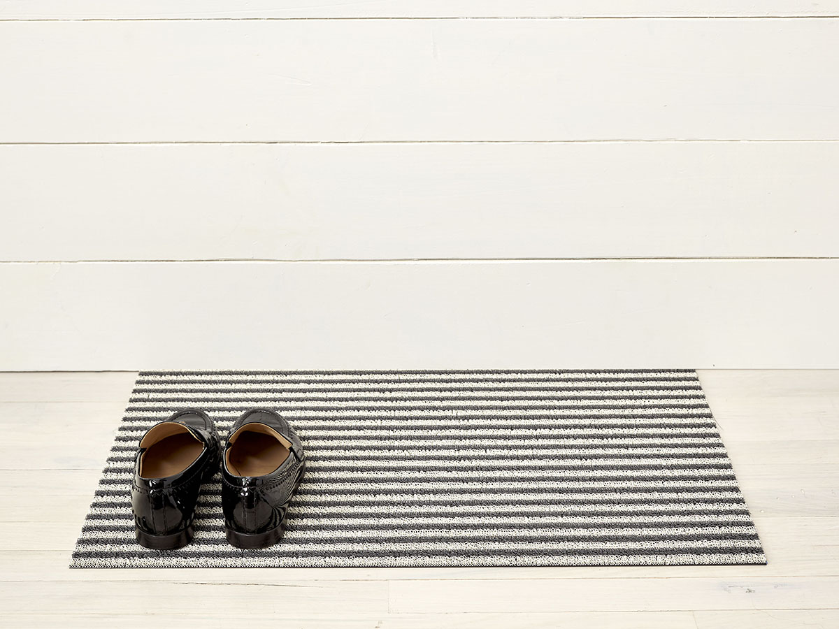 チルウィッチのグレイ色のシャグマット　ブレトンストライプ柄グラベル色