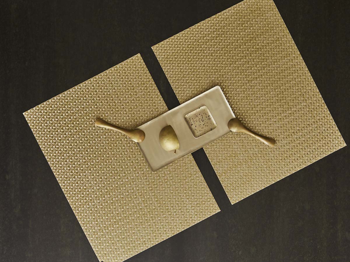黒のテーブルに合わせた多面体で鈍いゴールド色のチルウィッチのランチョンマット