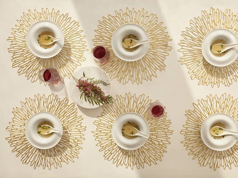 発色のよいゴールドで花びらを模ったのチルウィッチの円形ランチョンマット