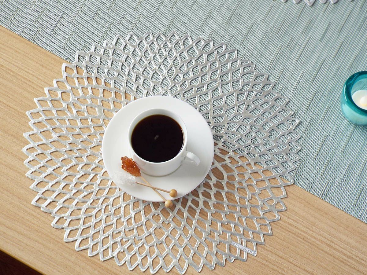 チルウィッチ ダリア ランチョンマット｜大輪のダリアを模ったシルバー色