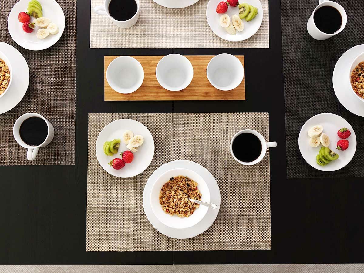 黒色のテーブルに合わせた平織りで麻のようなベージュのランチョンマット　