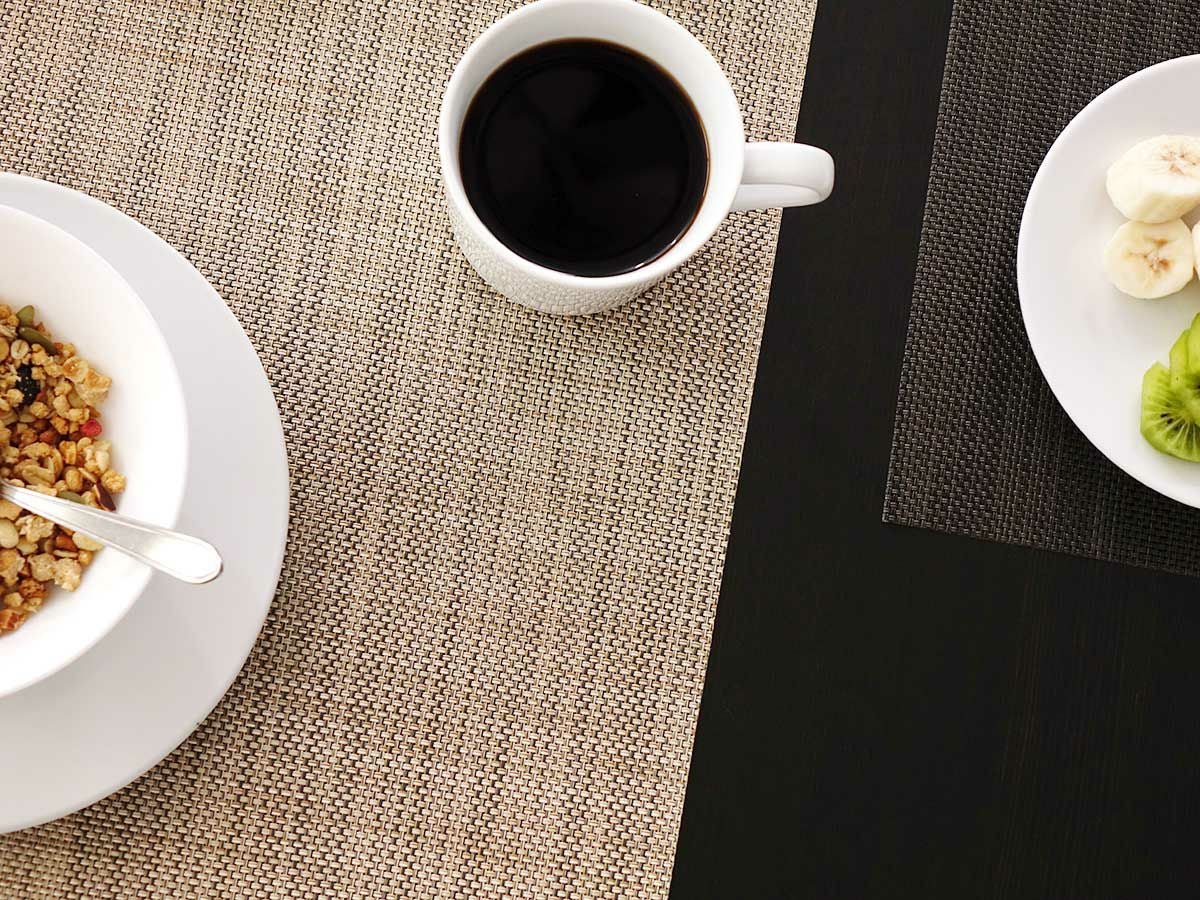 黒色のテーブルに合わせた平織りで麻のようなベージュのランチョンマット　