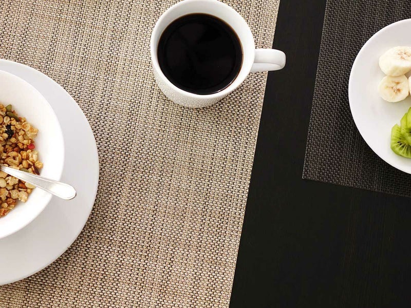 黒色のテーブルに合わせた平織りで麻のようなベージュのランチョンマット　