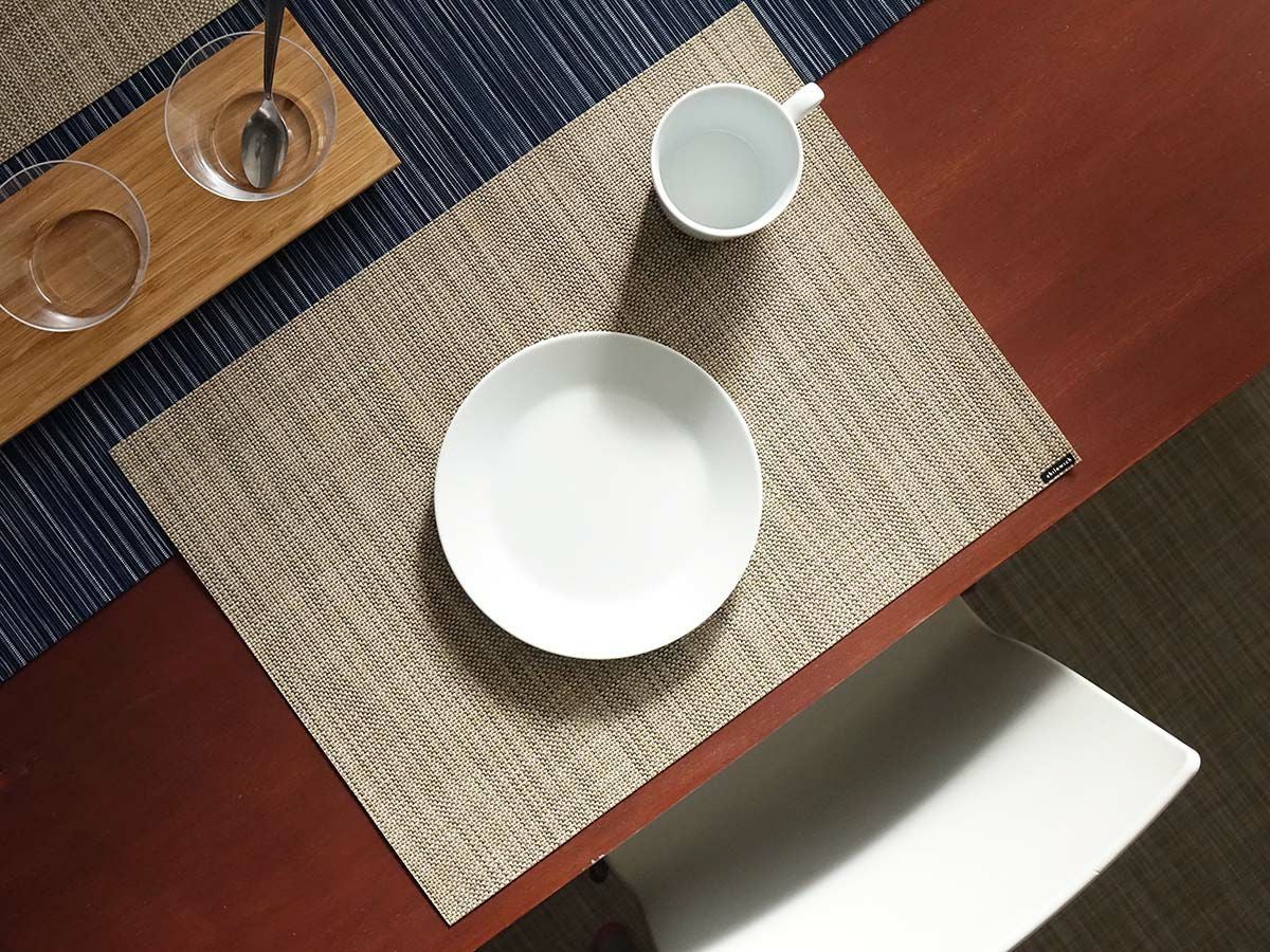 茶色のテーブルに合わせた平織りで麻のようなベージュのランチョンマット　