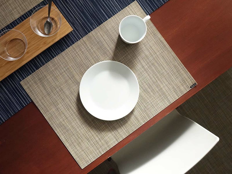 茶色のテーブルに合わせた平織りで麻のようなベージュのランチョンマット　